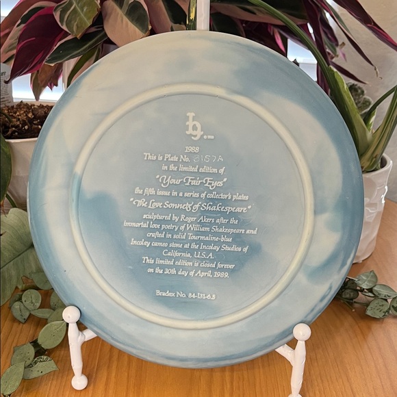 “Your Fair Eyes” Incolay Cameo Stone Plate Vintage 1988 EUC - Picture 5 of 8